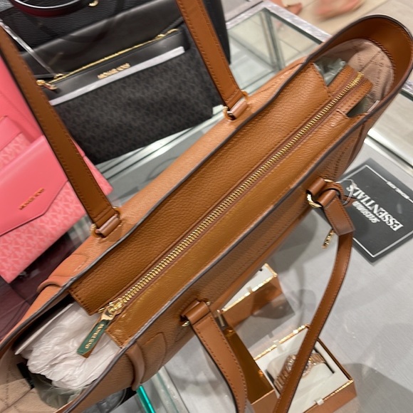 NEW WITH TAG
MICHAEL KORS CARINE LARGE FRONT ZIP POCKET SHOULDER TOTE BAG PURSE - Picture 9 of 16